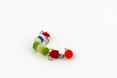 Metal kaşık yemler balıkçılık korsan kopya Sergisi. Bir kaşık beyaz zemin üzerinde bir kanca ile şeklinde balık için yem