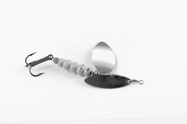Una exposición de copias pirateadas de cebos de cuchara de metal de pesca . — Foto de Stock