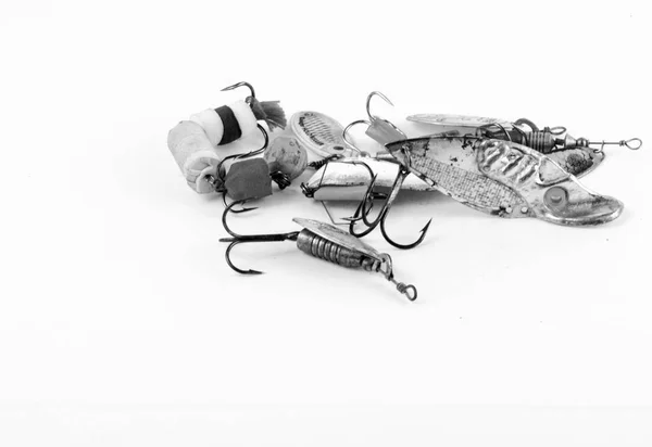 Una exposición de copias pirateadas de cebos de cuchara de metal de pesca . — Foto de Stock