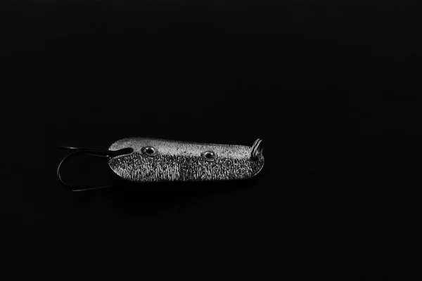 Una exposición de copias pirateadas de cebos de cuchara de metal de pesca . —  Fotos de Stock