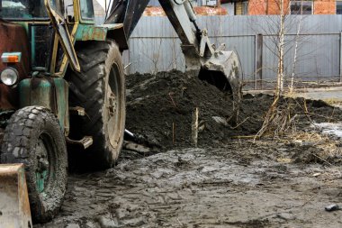 Eski bir Sovyet traktör kazılar ve atık taş yakınındaki yükler
