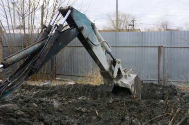 Eski bir Sovyet traktör kazılar ve atık taş yakınındaki yükler