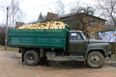 Eski araba tam kalorifer Isıtma için odun ile dolu.