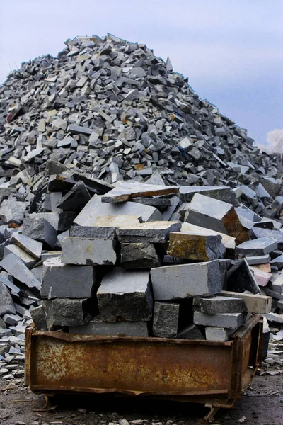 Resíduos da produção de produtos de granito perto da pedra pr — Fotografia de Stock