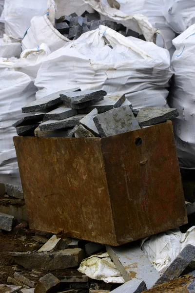 Resíduos da produção de produtos de granito perto da pedra — Fotografia de Stock