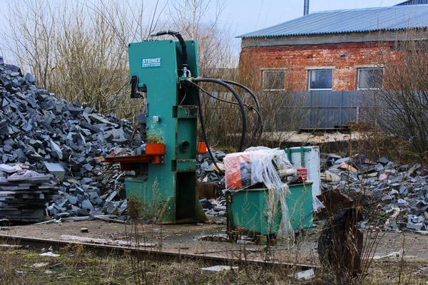 Abfälle aus der Produktion von Granitprodukten in Steinnähe — Stockfoto