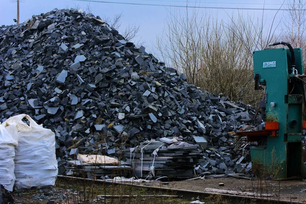 Resíduos da produção de produtos de granito perto da pedra — Fotografia de Stock