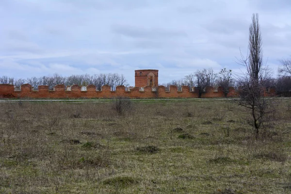 Das zerstörte Gebäude eines Rinderstalls in der Nähe der Villa — Stockfoto