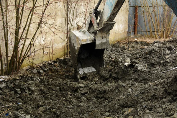 Un vecchio trattore sovietico scava e carica i rifiuti di lavorazione della pietra vicino — Foto Stock