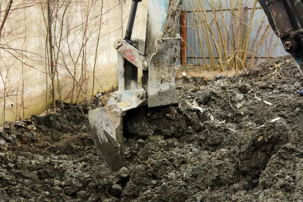 Un vecchio trattore sovietico scava e carica i rifiuti di lavorazione della pietra vicino — Foto Stock
