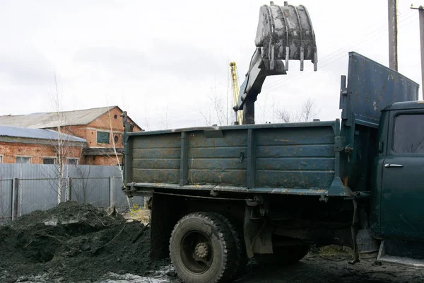 古いソビエト トラクター掘り、処理廃棄物の石を読み込みます — ストック写真