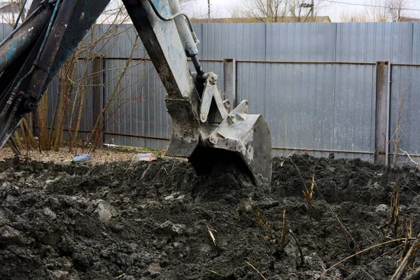 Egy régi szovjet traktor ás, és betölti a hulladék kő feldolgozás közelében — Stock Fotó