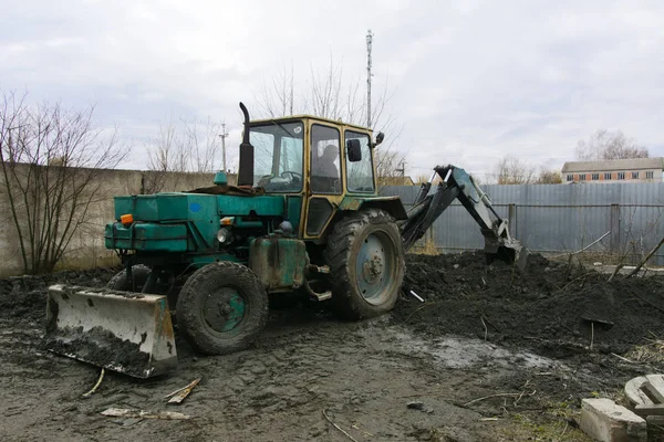 古いソビエト トラクター掘り、処理廃棄物の石を読み込みます — ストック写真