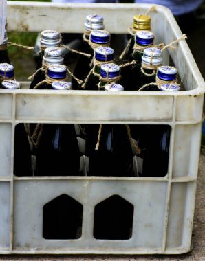 Daireli ev duvara yakın duran şişe ile kutu