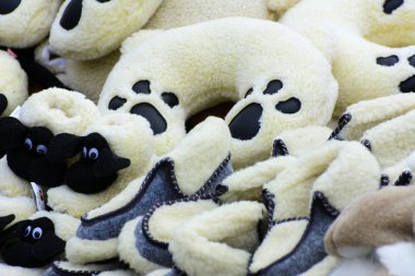 Kadın ev beyaz terlik, bir sürü sıcak kürk terlik