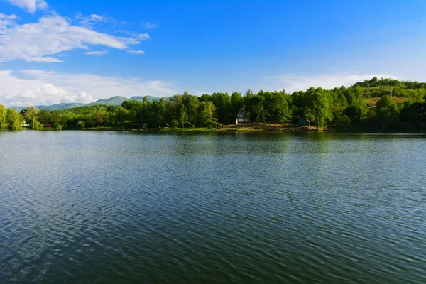Dinlenme ve balıkçılık, Ukrayna için büyük güzel göl üzerinde göster