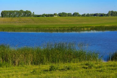 Balık yetiştiriciliği için güzel bir göl. Gölü nün muhteşem manzarası