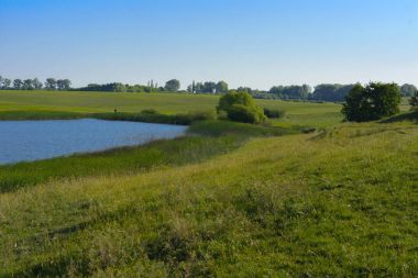 Balık yetiştiriciliği için güzel bir göl. Gölü nün muhteşem manzarası