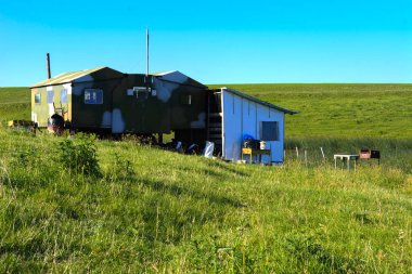 Konut korumaları ve balıkçılar için göl kenarında küçük bir ev