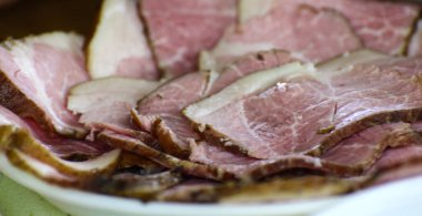 Hafif bir aperatif için ince dilim doğranmış jambon