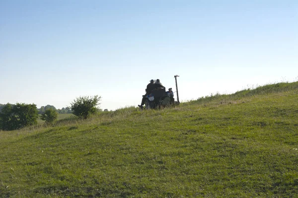 Люди на тракторе собираются работать, чтобы вспахать землю в — стоковое фото