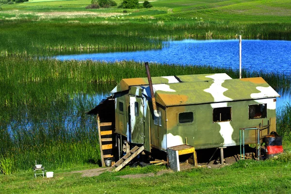 Una casetta sul lago per custodi e pescatori — Foto Stock