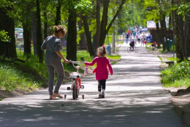 Dabushka ve torunu şehir parkta Bisiklete binmek. 