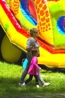 Şişme çocuk oyun üzerinde çocuk oyun 