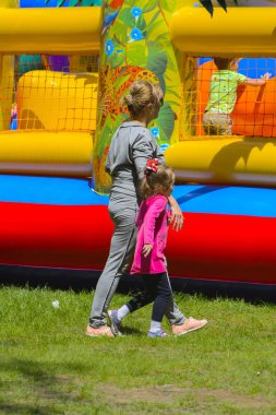 Şişme çocuk oyun üzerinde çocuk oyun 