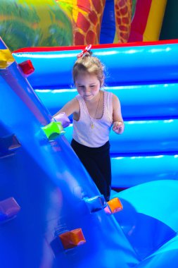 Şişme çocuk oyun üzerinde çocuk oyun 