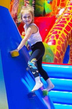 Şişme çocuk oyun üzerinde çocuk oyun 