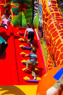 Şişme çocuk oyun üzerinde çocuk oyun 