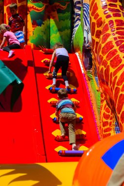 Şişme çocuk oyun üzerinde çocuk oyun 