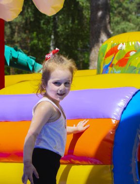 Şişme çocuk oyun üzerinde çocuk oyun 