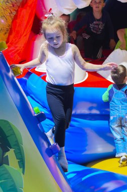 Şişme çocuk oyun üzerinde çocuk oyun 