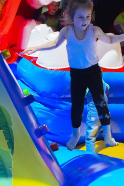 Şişme çocuk oyun üzerinde çocuk oyun 