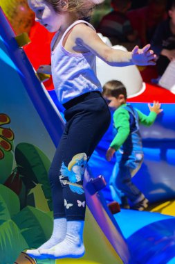 Şişme çocuk oyun üzerinde çocuk oyun 