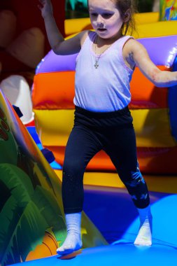 Şişme çocuk oyun üzerinde çocuk oyun 