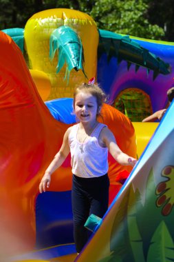 Şişme çocuk oyun üzerinde çocuk oyun 