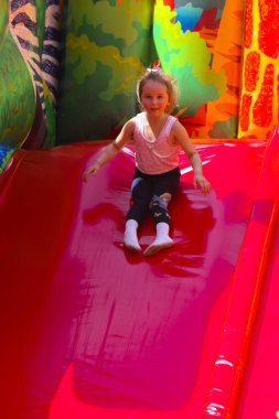 Şişme çocuk oyun üzerinde çocuk oyun 