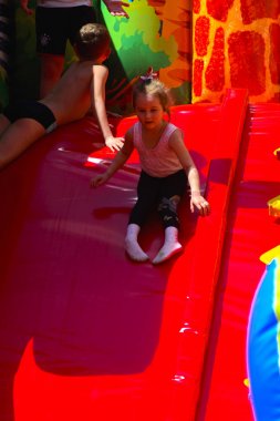 Şişme çocuk oyun üzerinde çocuk oyun 