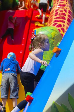 Şişme çocuk oyun üzerinde çocuk oyun 