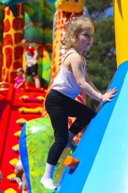 Şişme çocuk oyun üzerinde çocuk oyun 