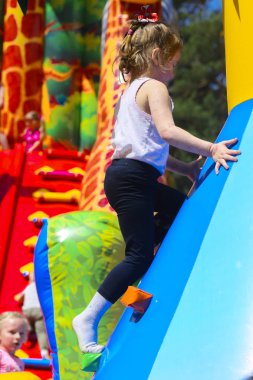 Şişme çocuk oyun üzerinde çocuk oyun 