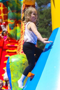 Şişme çocuk oyun üzerinde çocuk oyun 