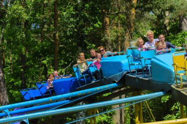 Atlıkarınca çocuk oyun üstünde çocuk binmek 