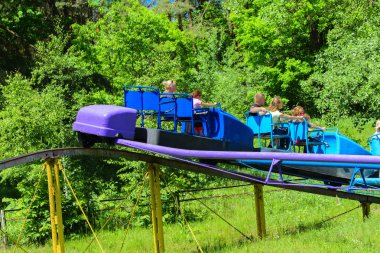 Atlıkarınca çocuk oyun üstünde çocuk binmek 