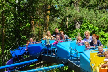 Atlıkarınca çocuk oyun üstünde çocuk binmek 