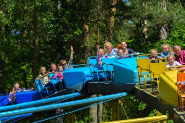 Atlıkarınca çocuk oyun üstünde çocuk binmek 