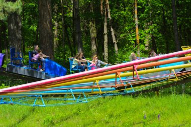 Atlıkarınca çocuk oyun üstünde çocuk binmek 